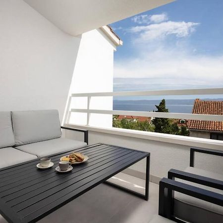 Holiday In Bol **** Yellow Exterior foto