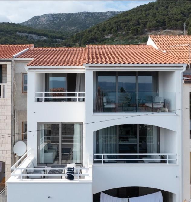 Holiday In Bol **** Yellow Exterior foto